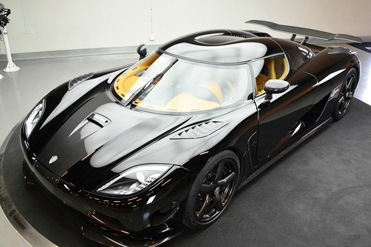 Chiếc  Koenigsegg Agera R cuối cùng vừa lăn bánh khỏi nhà máy tại Thụy Điển trước khi định cư tại một đại lý siêu xe tại Đức. Nó được công bố mức giá 2,1 triệu USD (Khoảng trên 40 tỷ đồng).