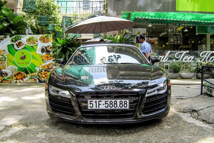  Chiếc  Audi R8 mui trần vừa ra biển trắng và xuất hiện tại TP HCM. Đây là chiếc R8 V10 mới nhập về cách đây ít lâu, nó đeo biển trắng với số đuôi tứ quý 8 tuyệt đẹp.