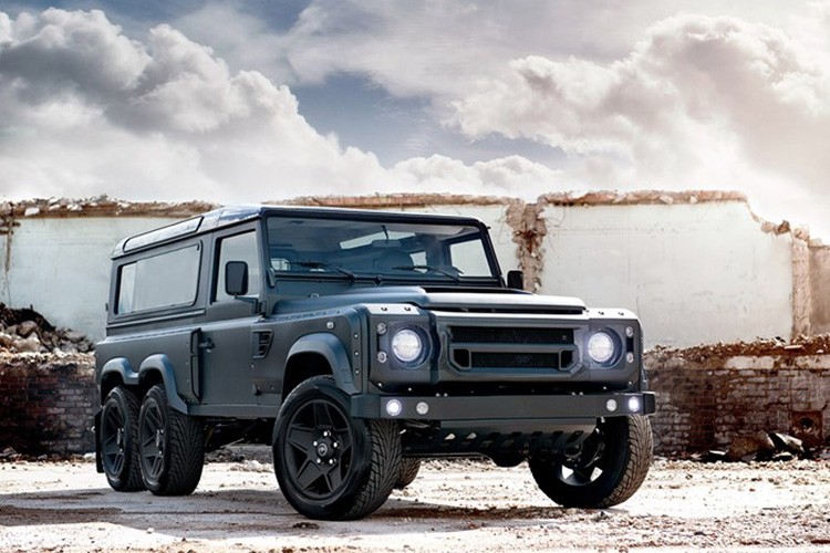 Phiên bản độ này mang tên Flying Huntsman 110 WB 6x6, được dựng dựa trên Land Rover Defender 6x6.