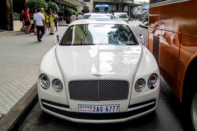 Chiếc Bentley Flying Spur V8 thuộc sở hữu của  đại gia Campuchia vừa xuất hiện tại TP HCM. Đây là dòng sedan siêu sang Anh quốc, lần đầu giới thiệu vào 2013.