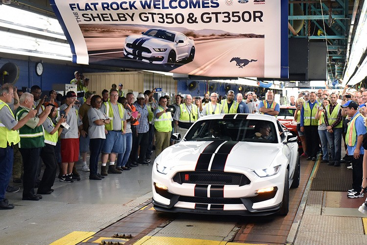 Chú "ngựa nòi" huyền thoại, chiếc  Shelby GT350R Mustang đầu tiên đã chính thức rời nhà máy Flat Rock hôm thừ Năm vừa rồi.