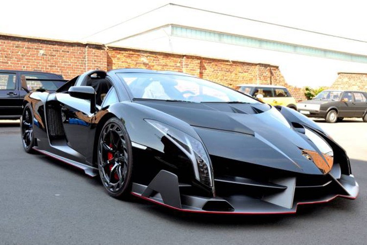 Cuối năm 2013, Lamborghini tung ra thị trường phiên bản  siêu xe mui trần Veneno Roadster này. Nó được xem là đàn em của dòng xe Veneno coupe ra mắt trước đó.