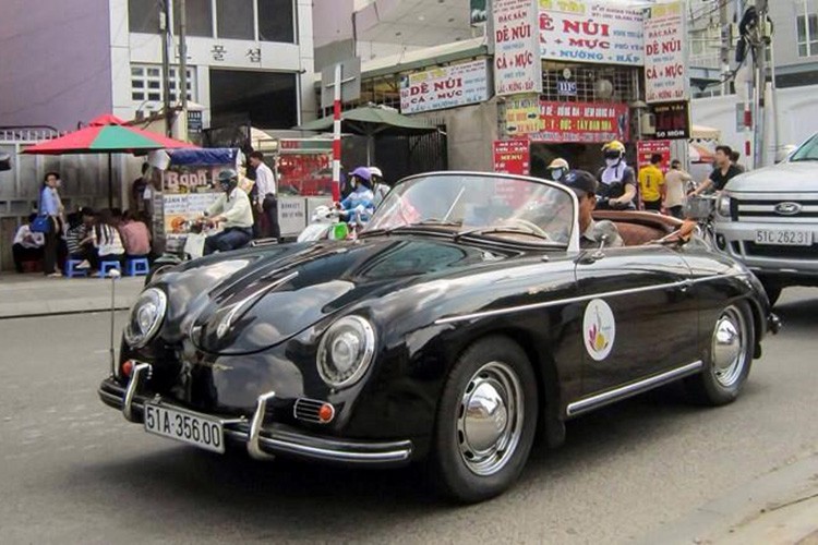 Đây là chiếc xe hiếm, có giá trị sưu tầm cao trong làng 4 bánh, thuộc thế hệ T2 của dòng Speedster được sản xuất từ năm 1955 đến 1959 của hãng xe thể thao Đức Porsche.