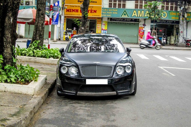 Mansory là hãng độ nổi tiếng của Đức, chuyên độ xe sang và siêu xe. Chiếc  xế sang Bentley độ Mansory bao gồm bodykit hầm hố, bộ vành lớn và nắp ca-pô sơn đen mờ.  