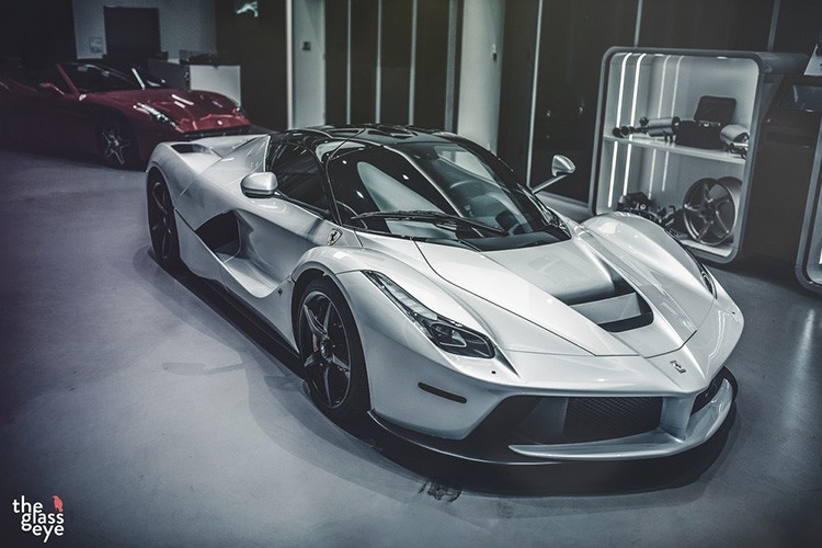 Ta không cần phải bàn cãi về vẻ đẹp của  siêu ngựa Ferrari LaFerrari, đơn giản vì chỉ cần nhìn vào nó, người hâm mộ đã bị mê hoặc.