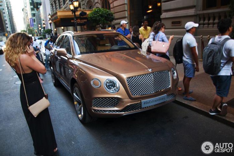 Một chiếc  siêu SUV Bentley Bentayga bất ngờ xuất hiện trên đường phố New York, Mỹ đã thu hút được rất nhiều sự chú ý của người dân hiếu kỳ đến chiêm ngưỡng.