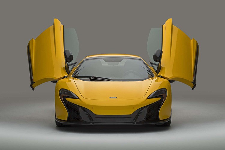   McLaren 650S 2016 sở hữu cản trước và hốc hút gió, cản sau, kính chiếu hậu và hốc hút gió bên đều được làm lại từ vật liệu sợi carbon và trang bị cho phiên bản tiêu chuẩn nhất.