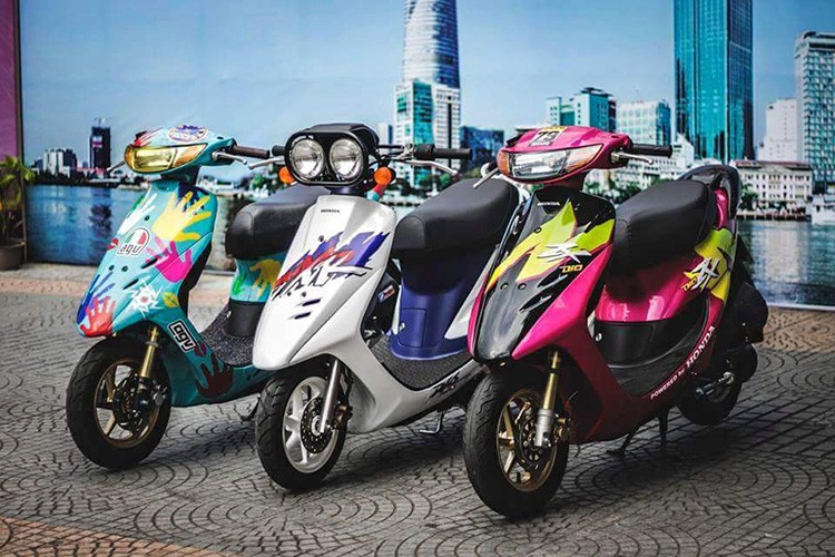  Honda Dio 50cc là mẫu xe tay ga 2 thì xuất hiện từ những năm 90. Xe chủ yếu dành cho các bà nội trợ hay những người đưa hàng ăn nhanh tại Châu Á. với thiết kế nhỏ gọn tiện lợi cho việc di chuyển, luồn lách trong phố. 