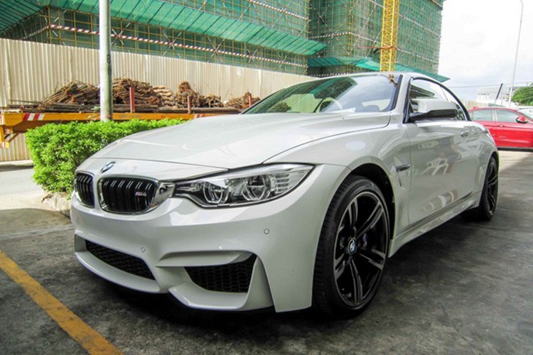  BMW M4 đời F83 là phiên bản mui xếp của M4 coupe, vừa xuất hiện tại Việt Nam. Xe dài hơn thế hệ tiền nhiệm M3 Convertible 56 mm, chiều dài tổng thể 4.671 mm, rộng 1.870 mm và cao 1.386 mm.  