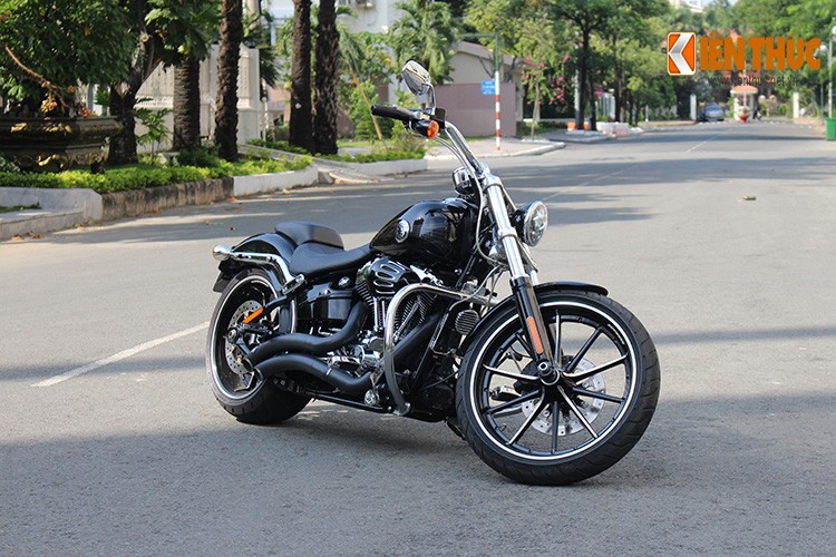  Harley-Davidson Breakout 2014 là dòng xe mang tới niềm tự hào cho hãng xe Mỹ. Phiên bản 2014 lược bỏ nhiều bộ phận mang tính rườm rà, trả về cho chiếc xe vẻ hầm hố hiện đại tự nhiên.