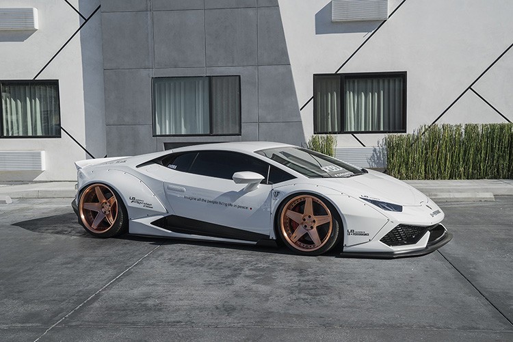  Siêu bò Lamborghini Huracan trắng muốt này đã được nâng cấp bởi gói độ thân xe của Liberty Walk, hãng độ đã quá nổi tiếng đến từ Nhật Bản.