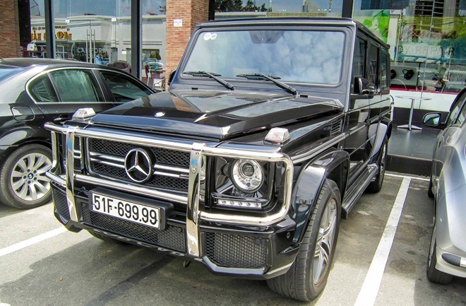  Mercedes-Benz G63 AMG là dòng xe huyền thoại của hãng xe Đức. Đây là mẫu xe được những người đam mê offroad đặc biệt ưa thích với thiết kế hầm hố, mạnh mẽ cùng khả năng vượt mọi địa hình hiểm trở.