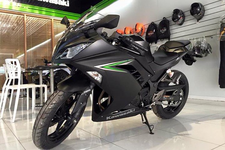  Kawasaki Ninja 300 là mẫu xe thể thao cỡ nhỏ được nhập khẩu chính hãng tại Việt Nam từ khoảng cuối năm 2014, sau đó được ra mắt chính hãng tại Việt Nam vào đầu năm 2015. Khi mới về, Ninja 300 được phân phối chính hãng với giá 196 triệu đồng.