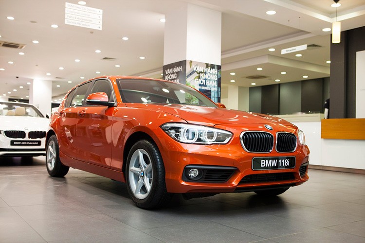   BMW 1-Series 2016 được thay đổi về ngoại hình bắt mắt hơn. Kiểu đèn pha “mắt búp bê” (googly) đã không còn, thay vào đó là đèn pha mới mang thiết kế góc cạnh hơn, hạ thấp. Bên cạnh đó, mí đèn mạ Chrome còn góp phần tạo nên sự tinh tế và là điểm nhấn cho cụm đèn chiếu sáng.  