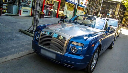  Siêu xe sang Rolls-Royce Phantom Drophead Coupe được sản xuất thủ công tại Anh. Siêu xe này ra mắt tại Triển lãm Ôtô Bắc Mỹ 2007 dựa trên nền tảng của Rolls-Royce Phantom.