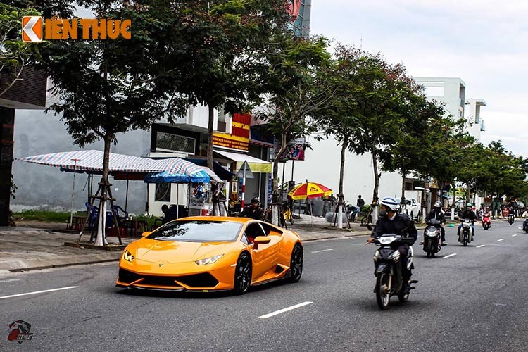 Chiếc  siêu xe Lamborghini Huracan màu cam này thuộc sở hữu của một đại gia kinh doanh trong lĩnh vực đồ may mặc tại Đà Nẵng. Ngoài chiếc Huracan này, vị đại gia này còn sở hữu nhiều xe sang và siêu xe khác.