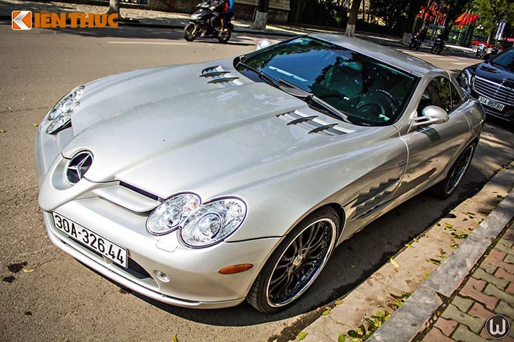 Bên cạnh dàn siêu xe phong phú của "dân chơi xe" Việt Nam như Ferrari, Lamborghini, Maserati... thì chiếc  xe Mercedes-Benz SLR McLaren độc nhất Việt Nam tại Hà Nội lại là siêu xe "hàng hiếm, độc nhất vô nhị".