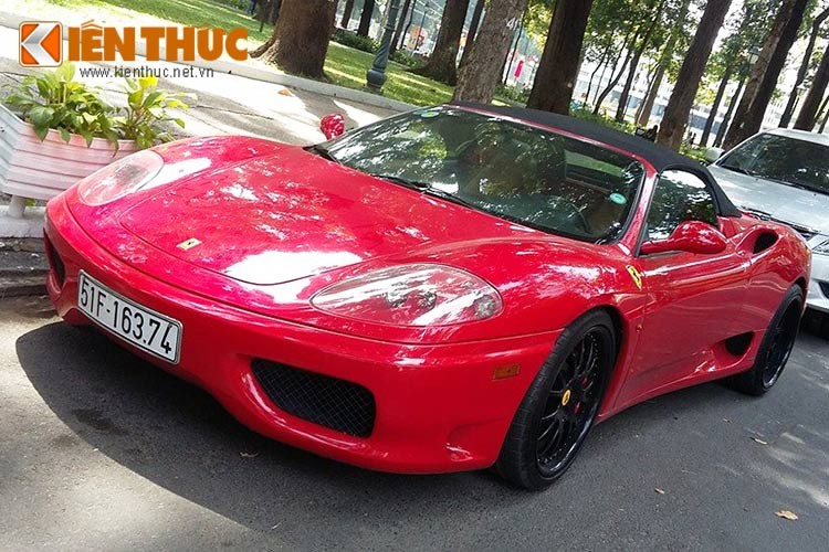  Ferrari F360 Spider là một trong những siêu xe mui trần hàng hiếm của hãng xe Italy tại Việt Nam, mẫu siêu xe này lần đầu tiên được đưa về Việt Nam vào năm 2007 và cho đến nay nó vẫn thuộc dạng siêu xe hàng hiếm.