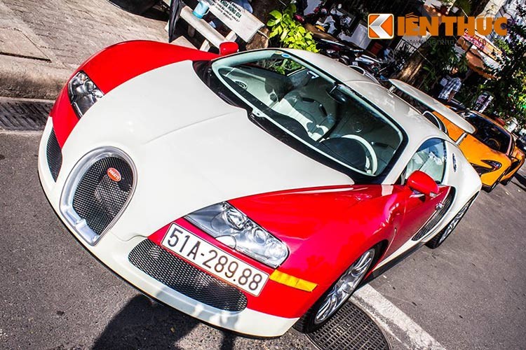 "Ông hoàng tốc độ" độc nhất vô nhị tại Việt Nam -  siêu xe Bugatti Veyron, bất ngờ xuất hiện trên đường phố sau thời gian dài nằm phủ bụi trong garage. Đây là siêu xe mạnh và nhanh nhất tại Việt Nam hiện nay.