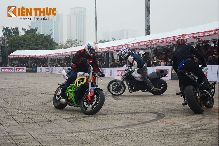 Tại vòng chung kết Motul Stunt Fest 2016 đang diễn ra tại sân vận động Mỹ Đình (Hà Nội),  bộ 3 stunter quốc tế nổi tiếng là Aaron Twite, Hiroyuki Ogawa và Stunter13 đã góp mặt trong vai trò khách mời và ban giám khảo cùng với những màn biểu diễn trên  môtô phân khối lớn.