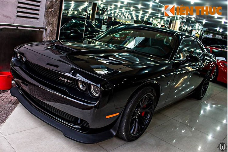 "Siêu phẩm" làng xe cơ bắp Dodge Challenger SRT Hellcat phiên bản 2015 vừa cập cảng Sài Gòn và cũng là chiếc Challenger SRT đời mới đầu tiên tại Việt Nam. Xe được chủ nhân tại TP HCM đặt hàng từ nước ngoài về Việt Nam sau hơn 4 tháng.