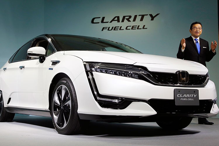 Mẫu  Honda Clarity 2016 chạy bằng nhiên liệu hydro tại Nhật Bản vừa được ra mắt vào ngày 10/3 vừa qua sẽ thách thức dòng xe Mirai của người "đồng hương" - hãng sản xuất ôtô hàng đầu thế giới Toyota.