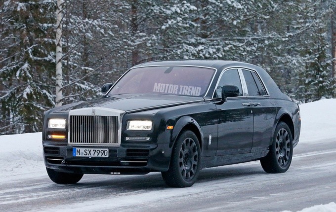 Nếu như trước đây mẫu xe  SUV Rolls-Royce Cullinan đã từng được hé lộ thì nay nó đang xuất hiện trên đường tuyết tại Thụy Điển trong quá trình thử nghiệm với ngoại thất cùng nhiều chi tiết lộ diện hoàn toàn.