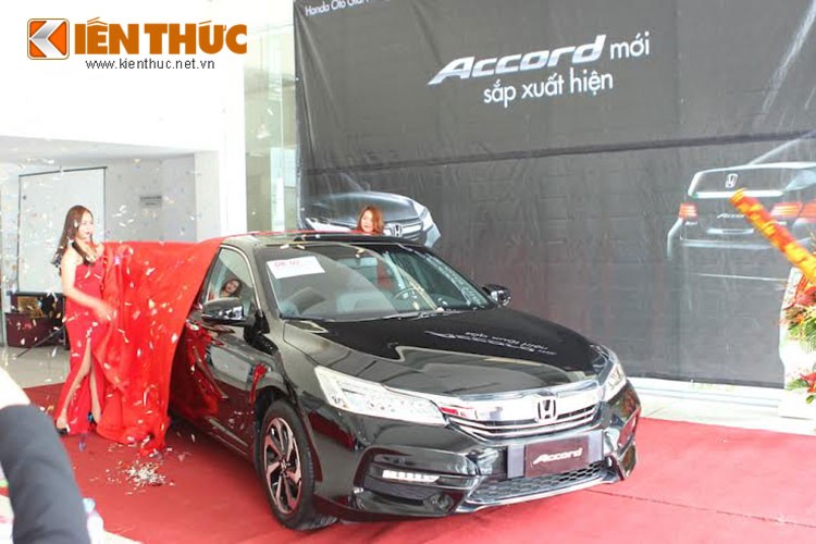 Phiên bản nâng cấp  Honda Accord 2016 vừa xuất hiện tại một số đại lý ôtô Honda ở Hà Nội vài ngày qua, và những hình ảnh đầu tiên của mẫu xe này đã được hé lộ trên website của Honda Việt Nam cũng như một số đại lý Honda ôtô uỷ nhiệm.