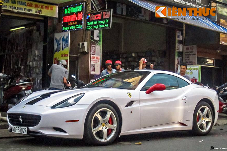  Siêu xe Ferrari California xuất hiện tại một cửa hàng đề can tại Tây Nguyên để thay áo mới. Nguyên bản của chiếc xe là màu đỏ, nhưng có lẽ quá nhàm chán với màu xe mà nhiều người đang sở hữu, chủ nhân của nó đã đổi sang màu trắng với dải tem đen thể thao kéo từ đầu ra phía đuôi.