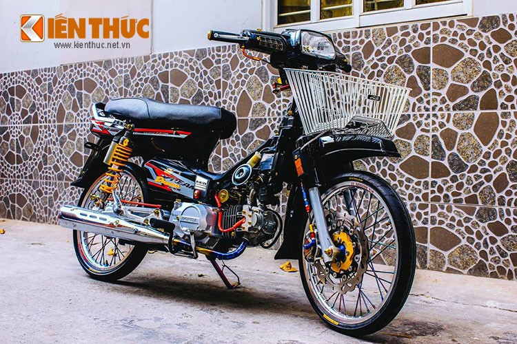 Là chiếc xe số "thần thánh" đã gắn liền với nhiều thế hệ người Việt,  Honda Super Dream thường được giới bikers độ lại theo phong cách "xe kiểng", với các phụ kiện "hàng hiệu" để trang trí lại cho chiếc xe trẻ trung, thể thao và hiện đại hơn.