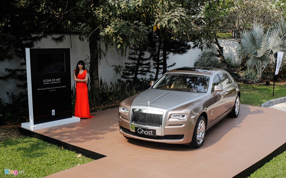  Sáng 29/3, Rolls-Royce Motor Cars Hanoi tổ chức buổi ra mắt những sản phẩm bespoke mới tại TP HCM. Bên cạnh đó, hãng cũng giới thiệu đến giới doanh nhân "siêu giàu" tại thị trường Việt chiếc siêu xe sang  Rolls-Royce Ghost bespoke.