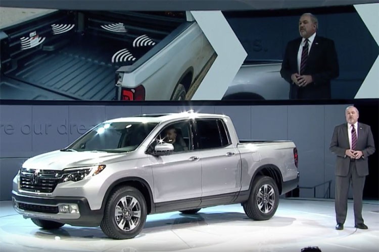  Honda Ridgeline 2017 sở hữu thiết kế dài và rộng hơn thế hệ trước. Cụ thể, Ridgeline thế hệ mới dài hơn 100 mm và rộng hơn 137 mm, thùng xe sàn phẳng rộng 1.220 mm và có thể chuyên chở tối đa 725 kg.