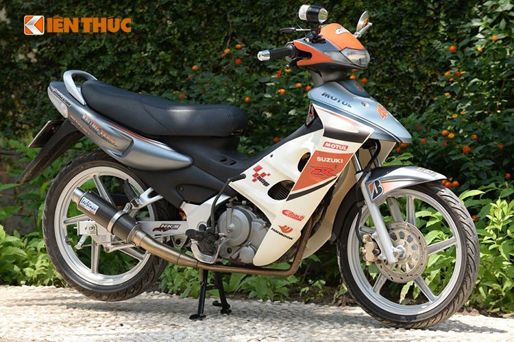  Suzuki FX 125 xuất hiện tại Việt Nam vào cuối năm 1997, thị trường khi đó chủ yếu vẫn là các dòng xe 100cc như Suzuki Viva, Honda Dream, Yamaha Crystal... Việc sở hữu một chiếc Suzuki FX nghiễm nhiên được xếp vào hàng "dân chơi" thời bấy giờ.