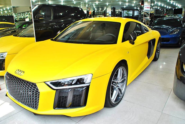 Chiếc xe là phiên bản  Audi R8 V10 Plus Coupe 2016 (được sản xuất vào năm 2015). Đây là phiên bản mạnh nhất của dòng Audi R8 thế hệ thứ hai, chiếc đầu tiên đã về Việt Nam hồi đầu tháng 04/2016 với màu đỏ.