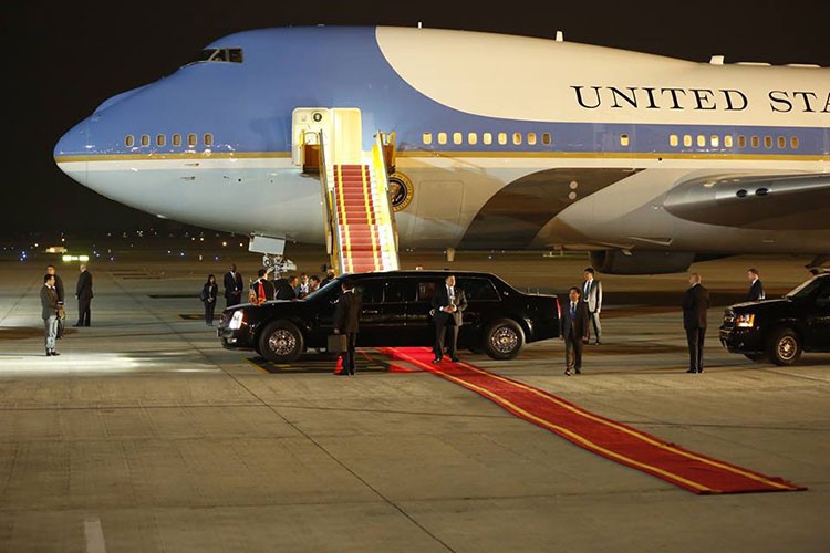 Chuyên cơ Air Force One của Tổng thống Mỹ Barack Obama đã hạ cánh xuống Nội Bài lúc 21h30 ngày 22/5/2016. Tại đây, đoàn xe hộ tống khoảng 40 chiếc đậu song song với thân máy bay, riêng hai chiếc siêu xe limousine "hàng khủng" được đậu sát chân cầu thang chuyên cơ. 