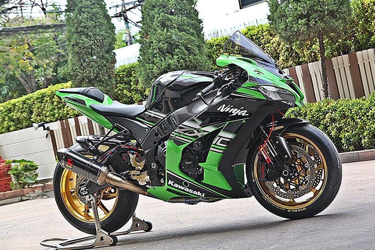  Kawasaki Ninja ZX-10R 2016 với nguyên bản là mẫu xe môtô thể thao toàn diện kể cả thiết kế bên ngoài cũng như sức mạnh bên trong, không chỉ thế chiếc xe còn được trang bị mặc định những phụ tùng hàng hiệu với hiệu năng sử dụng rất cao.