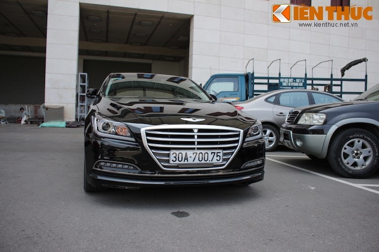 Trong dòng sản phẩm của Hyundai hiện nay, Genesis Sedan là chiếc xe cao cấp thứ nhì của hãng, chỉ xếp sau Equus. Chiếc  Hyundai Genesis Sedan mới về Việt Nam thuộc thế hệ thứ 2, đây là mẫu xe từng được ra mắt lần đầu tiên tại Hàn Quốc vào năm 2013.