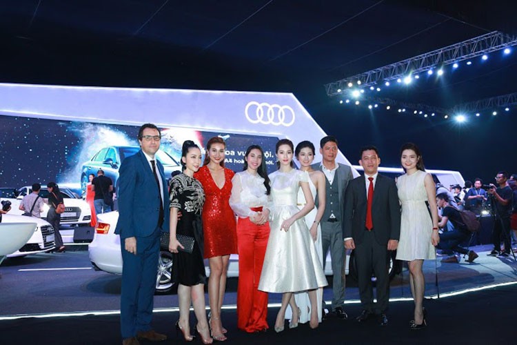 Tại triển lãm  Audi Progressive 2016 tại Hà Nội hàng loạt các sao Việt là đại sứ cho thương hiệu Audi tại Việt Nam gồm; siêu mẫu Thanh Hằng, hoa hậu Đặng Thu Thảo, diễn viên mua Linh Nga, ca sỹ Thuỷ Tiên, Á hậu Dương Tú Anh cùng nam diễn viên, MC Bình Minh...