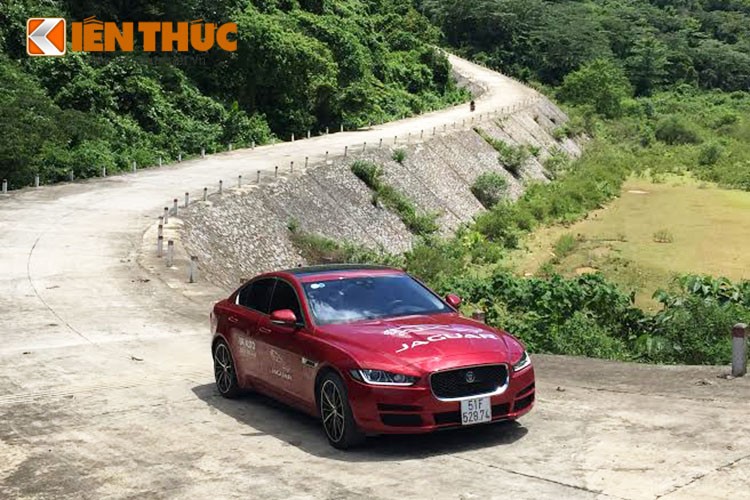  Jaguar XE 2016 là mẫu xe hạng sang thay thế cho mẫu X-Type, nó chỉ mới được bán ra thị trường trong năm 2015. Tại Việt Nam, Jaguar XE được phân phối chính hãng tại Việt Nam và được đánh giá là đối thủ cạnh tranh trực tiếp với BMercedes-Benz C-Class hay BMW 3-Series.