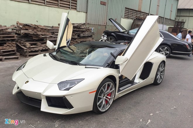 Thêm một chiếc  Lamborghini Aventador Roadster vừa cập cảng Tiên Sa - Đà Nẵng, nâng tổng số xe loại này lên 2 chiếc tại Việt Nam. Cách đây gần một năm, siêu xe Aventador mui trần đầu tiên được nhập về Việt Nam có màu đỏ.