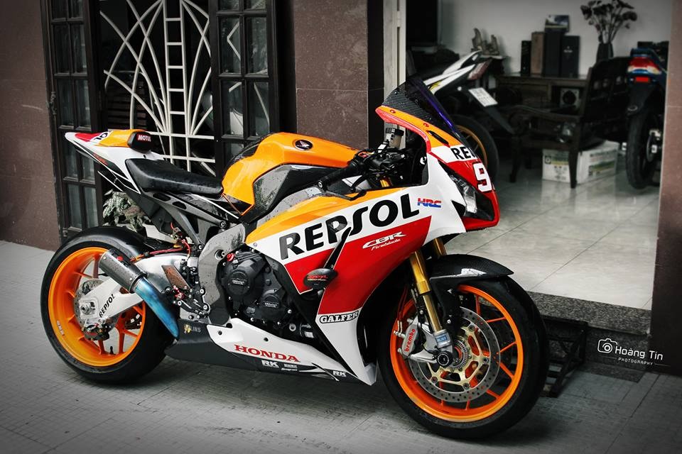 Siêu môtô  Honda CBR1000RR SP Repsol của một biker tại TP HCM không chỉ nổi bật và đậm chất thể thao với bộ cánh được lấy ý tưởng từ chiếc xe đua RC213V mang sô 93 của tay đua Marc Márquez, mà còn đầy cá tính với dàn đồ chơi "hàng hiệu".