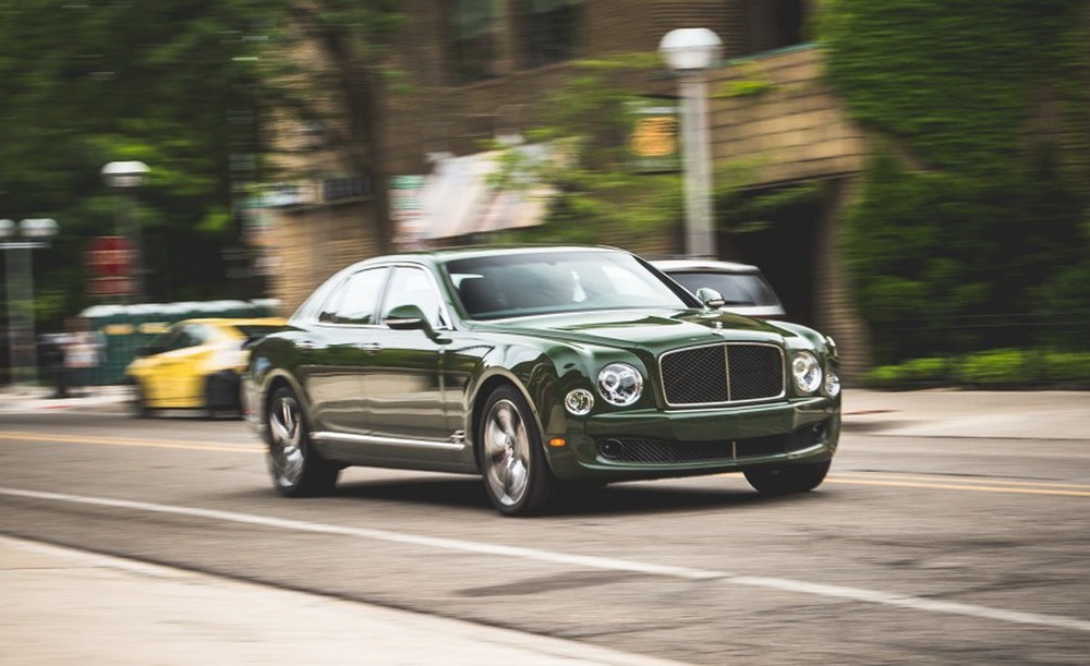  Bentley Mulsanne Speed 2016 được mệnh danh là chiếc sedan hạng sang nhanh nhất thế giới, là phiên bản hiệu năng cao hơn của dòng xe siêu sang Mulsanne cao cấp nhất - nó cạnh tranh trực tiếp với Rolls-Royce Phantom. Trái với vẻ "uy nghi" của Phantom, dòng Mulsanne sở hữu thiết kế mềm mại hơn, tinh tế hơn.