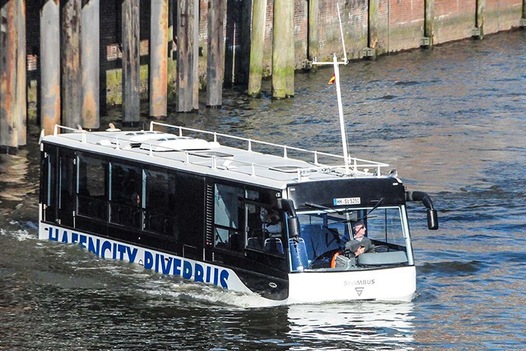 Dự án  xe buýt Hafencity Riverbus - đi được cả trên cạn lẫn dưới nước đã được nhen nhóm ý tưởng từ cách đây 18 năm khi chủ sở hữu hãng xe này là Fred Franken phát hiện ý tưởng tương tự ở Singapore và muốn đem về ứng dụng tại thị trường Đức.