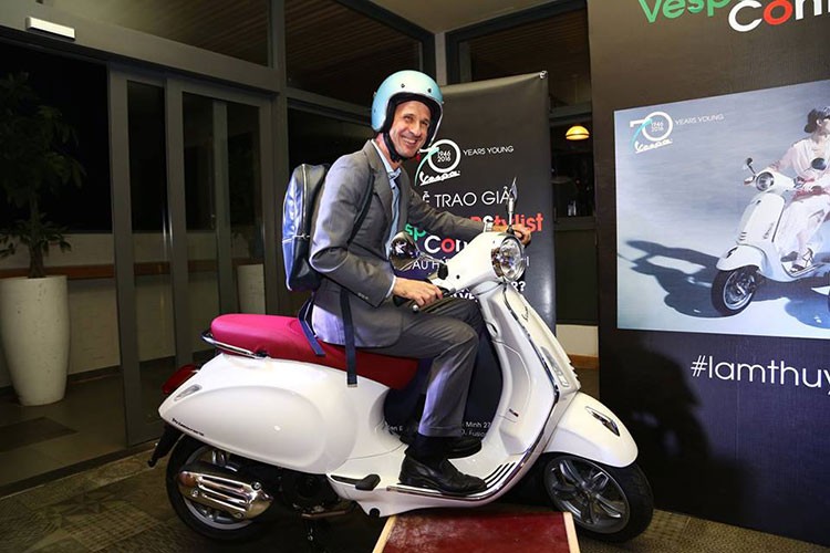 Công ty  Piaggio Việt Nam và ban giám khảo vừa công bố kết quả cuộc thi Vespa Top Stylist Contest với sự tham dự của ba đội stylist gồm: Pông Chuẩn, Lê Minh Ngọc, Lâm Thúy Nhàn. Cuộc thi được tổ chức nhân dịp ra mắt định vị thương hiệu Vespa mới với thông điệp “Vespa – Ngẫu hứng lên ngôi”.