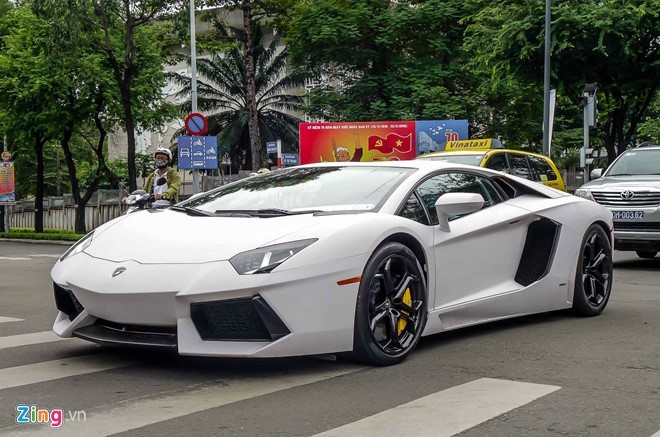 Đây là chiếc  siêu xe Lamborghini Aventador đầu tiên được nhập về Việt Nam, chiếc xe này xuất hiện từ tháng 6/2012. Xe nguyên bản màu vàng đặc trưng của hãng siêu xe Italy, đồng thời là chiếc Aventador duy nhất mang màu này tại Việt Nam.