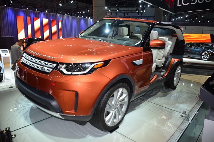 Mẫu SUV thế hệ thứ 5 -  Land Rover Discovery 2017 hướng đến sự thoải mái, an toàn, khả năng thích ứng mọi cung đường sẽ chính thức được bán ra tại thị trường Mỹ vào khoảng giữa năm 2017. Có mặt tại Los Angeles Auto Show 2016, hãng xe Anh quốc ví Discovery thế hệ mới là chiếc SUV gia đình tốt nhất.