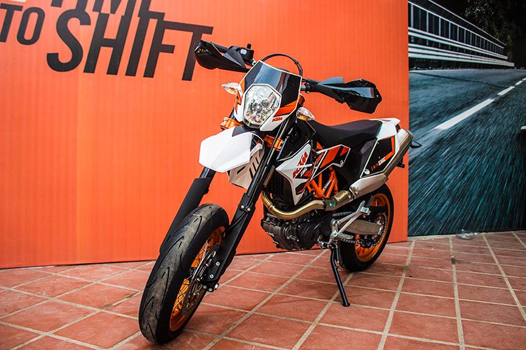 KTM Việt Nam chi nhánh tại Hà Nội đã bàn giao chiếc Supermoto  KTM 690 SMC R 2017 đầu tiên cho khách hàng. Được biết, đây là mẫu xe đầu tiên có mặt trên dải đất hình chữ S và được nhập nguyên chiếc từ Áo về cho một khách hàng tại Hà Nội đặt mua.