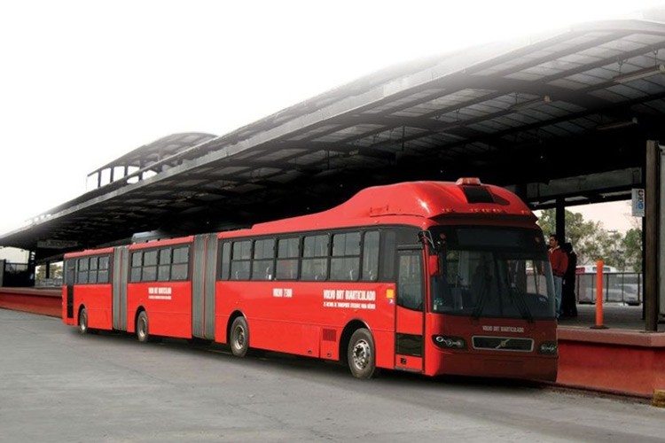  Volvo Gran Artic 300 được trang bị hệ khung gầm xe bus lớn nhất thế giới và bao gồm 3 khoang hành khách nối với nhau. Thiết kế này sẽ giúp tăng đáng kể sức chứa, trong khi giảm số tài xế và lượng khí thải trên cùng một tuyến đường.