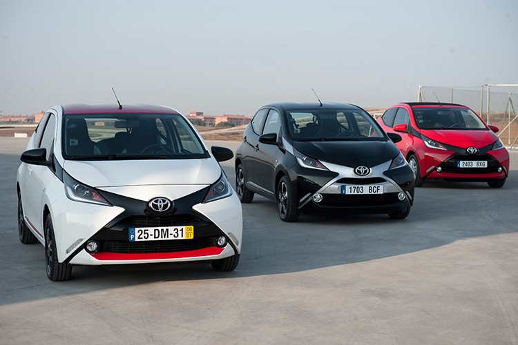  Toyota Aygo 2017 sở hữu ngôn ngữ thiết kế đơn giản, phù hợp với giới trẻ, đặc biệt là phụ nữ cá tính - những người muốn tạo nên sự khác biệt, nổi bật giữa đám đông. Xe có thiết kế nhỏ gọn, khá thuận lợi khi di chuyển trong các con phố nhỏ hẹp.