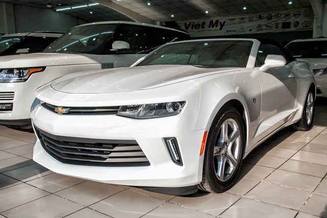 Mới đây, giới chơi xe tại Việt Nam đang xôn xao về 4 chiếc Chevrolet Camaro 2017 vừa được nhập khẩu về thị trường thông qua một đại lý tư nhân ở Sài Gòn thu hút sự quan tâm đặc biệt của giới truyền thông. Đặc biẹt, trong số dó chỉ có một chiếc  Chevrolet Camaro Convertible 2017.